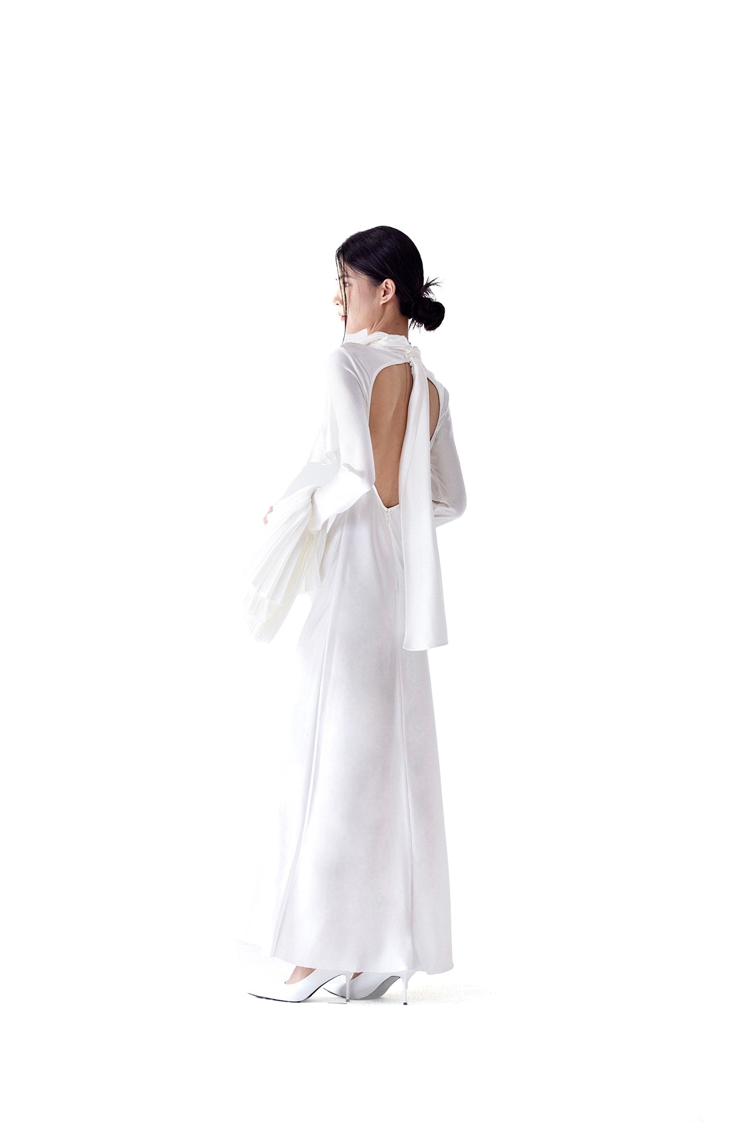 Tsuki | Backless Maxi Dress with Ruffled Sleeves (White)