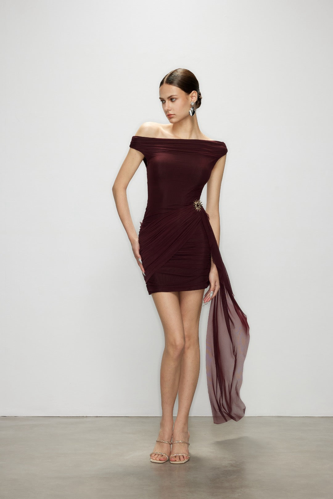 Artel Retro | Off-Shoulder Burgundy Mini Dress with Train